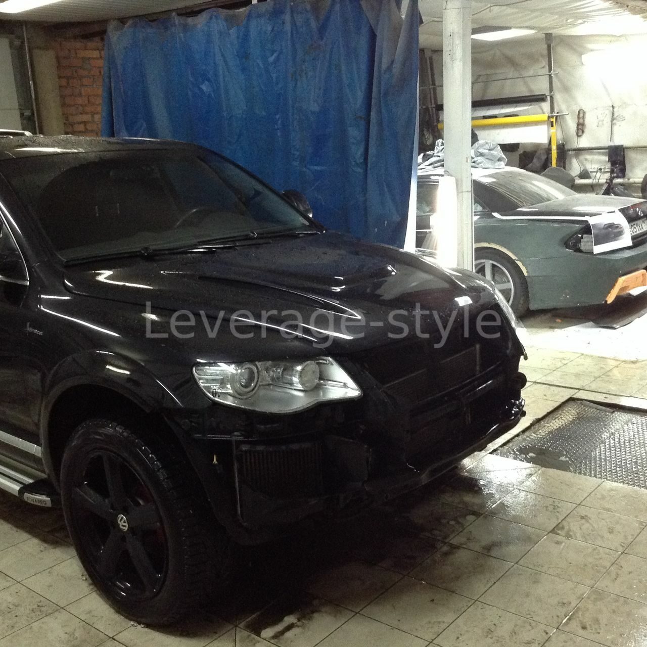 Изгот.подиумов под ДХО и винил на Volkswagen Touareg